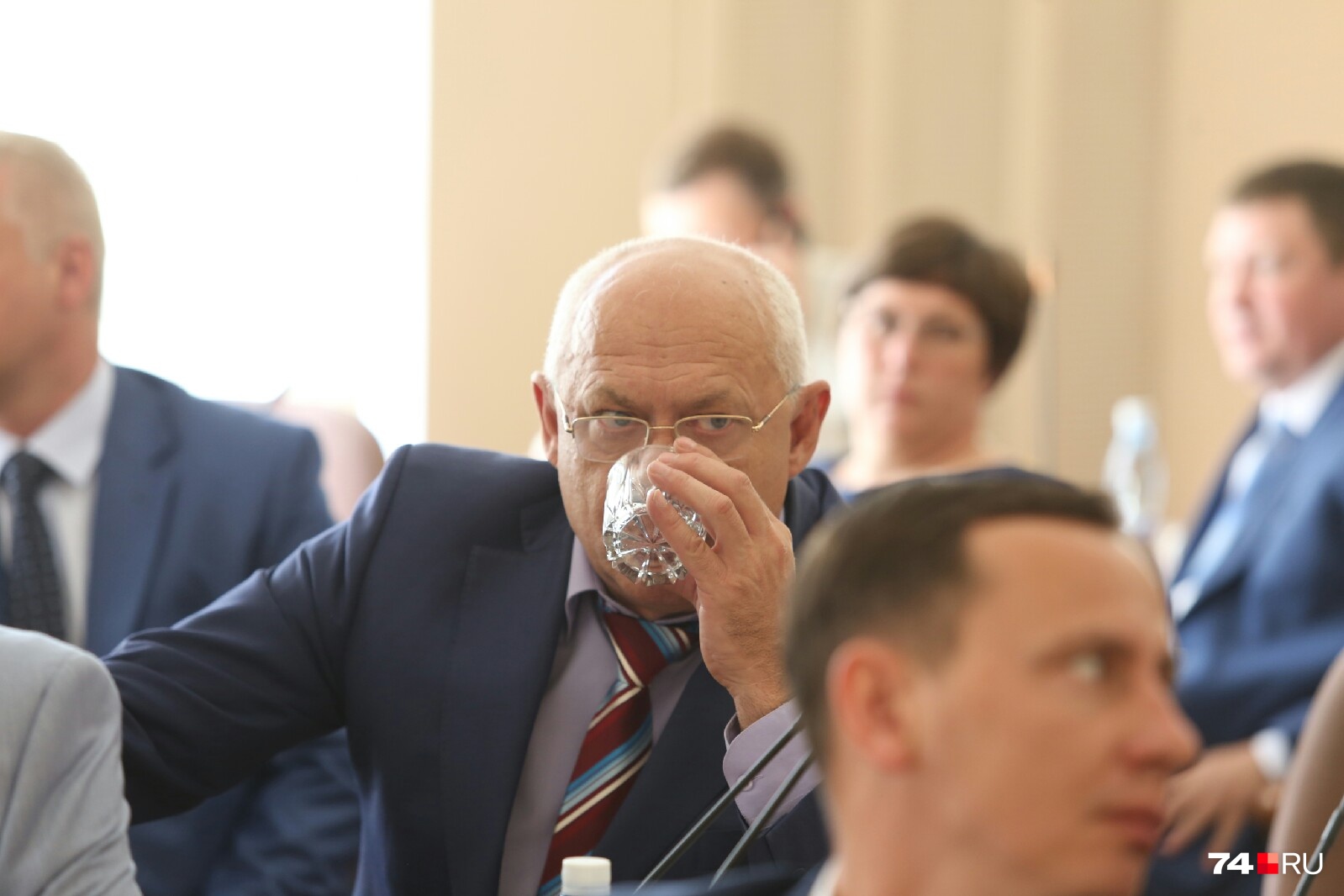 Михаил Вербитский перед важным голосованием решил попить водички Михаил Вербитский перед важным голосованием решил попить водички