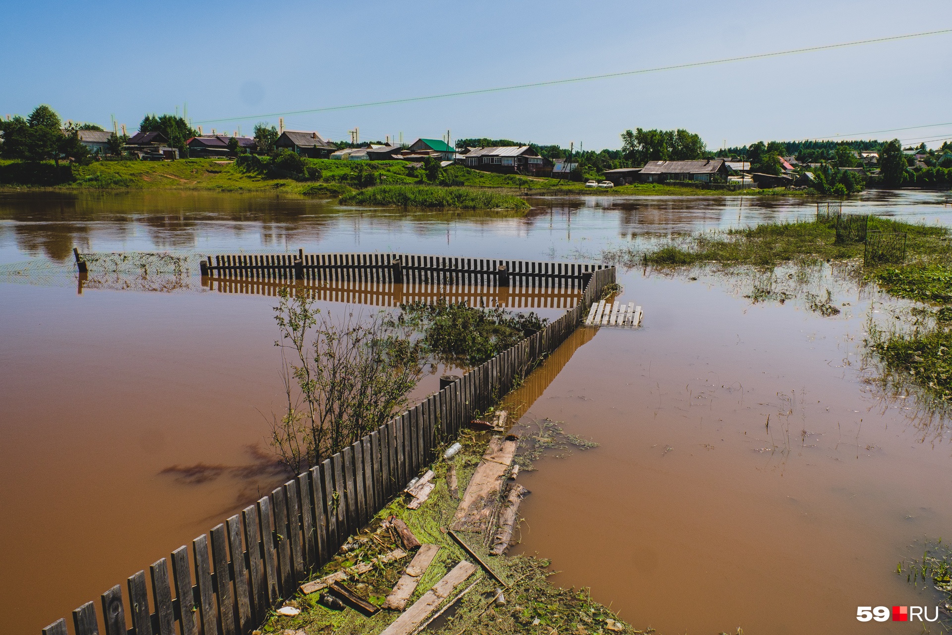 Вода очень грязная, течением принесло много мусора Вода очень грязная, течением принесло много мусора