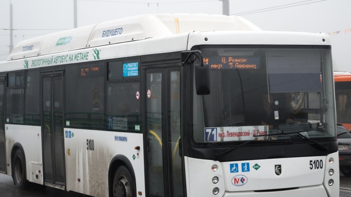 В Ростове КАМАЗ столкнулся с пассажирским автобусом
