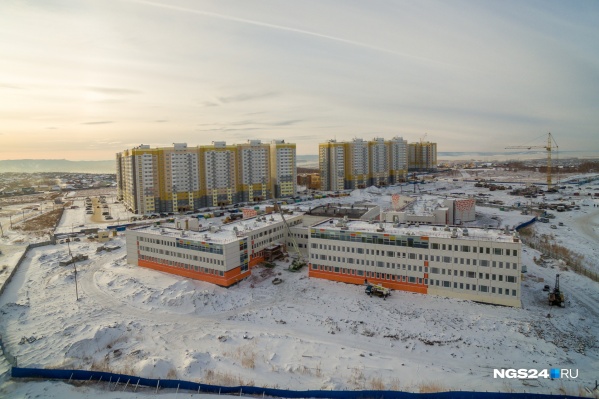 Школа строится рядом с домами «Сибиряка» в «Нанжуль-Солнечном» Школа строится рядом с домами «Сибиряка» в «Нанжуль-Солнечном»