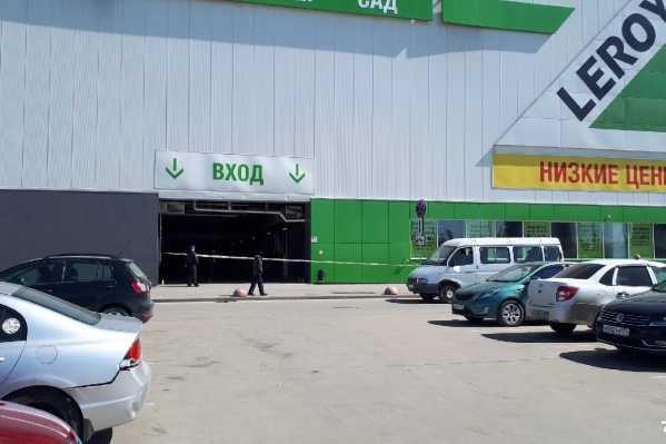 Поводом для эвакуации стала оставленная без присмотра сумка Поводом для эвакуации стала оставленная без присмотра сумка