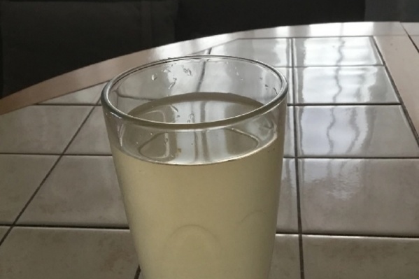Вот такая вода, по словам тюменца, течет из крана в квартире многоэтажки, расположенной в центре Вот такая вода, по словам тюменца, течет из крана в квартире многоэтажки, расположенной в центре