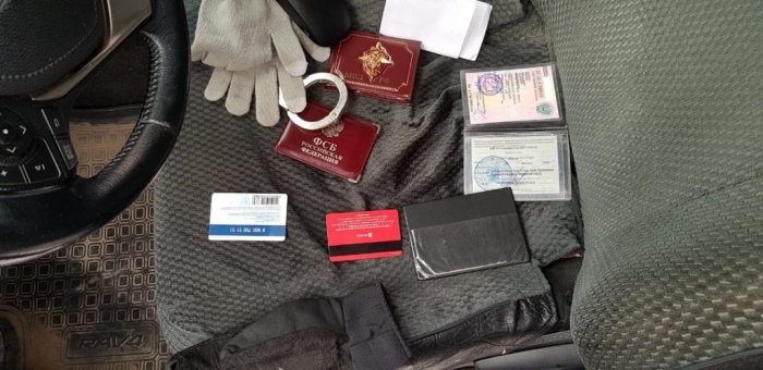 У мужчины были поддельные удостоверения и форма У мужчины были поддельные удостоверения и форма