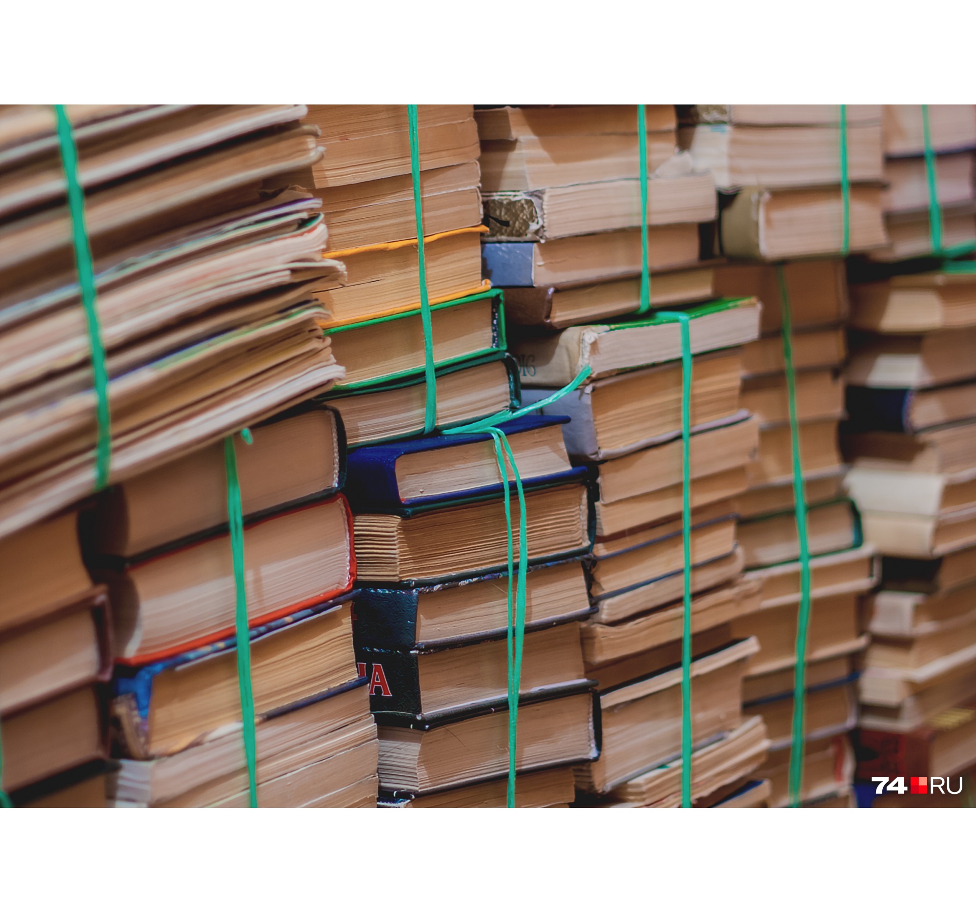 Совсем старые книги и журналы идут в макулатуру Совсем старые книги и журналы идут в макулатуру