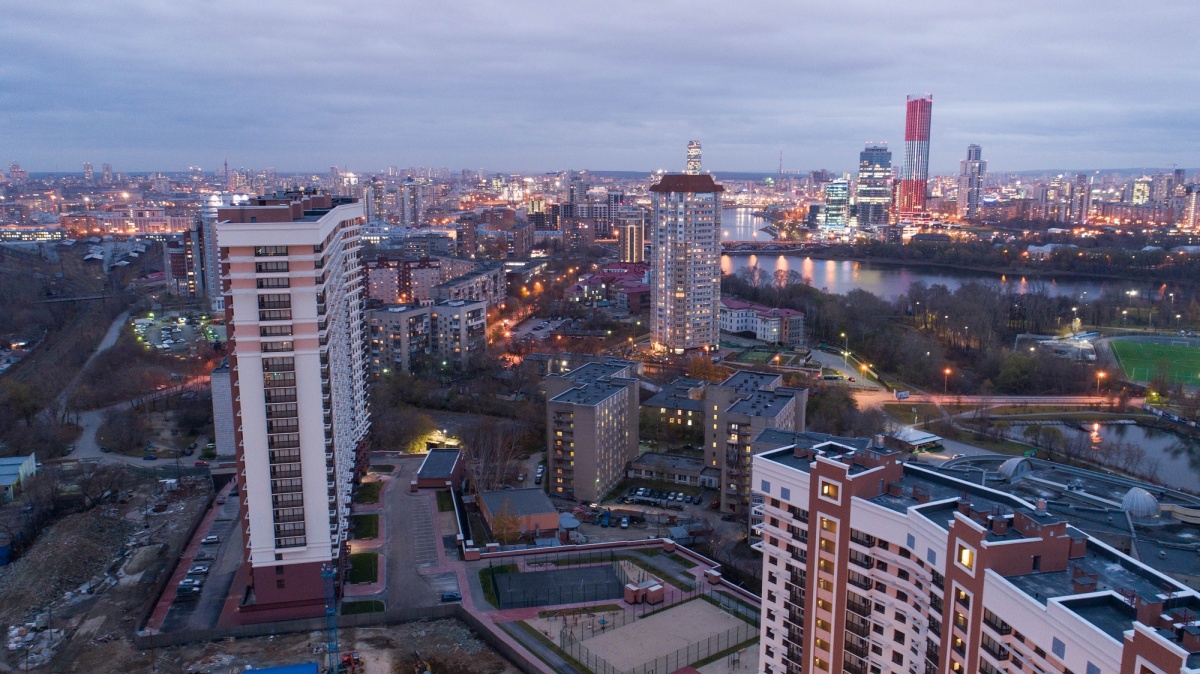 Вечерний вид на центр города Вечерний вид на центр города