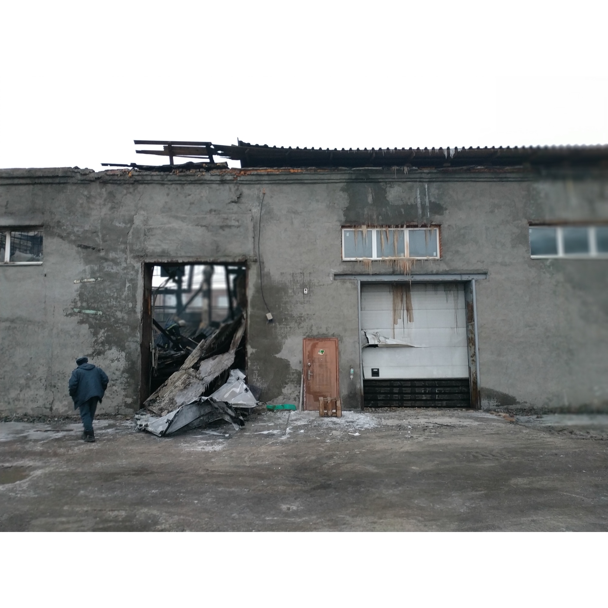 Слева в разрушенном боксе, по словам погорельцев, стояли автомобили — там был гараж или автомастерская Слева в разрушенном боксе, по словам погорельцев, стояли автомобили — там был гараж или автомастерская 