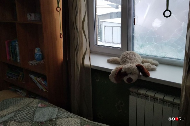 Окно над кроватью дочери — разбито. Его пробили, через дыру просунули руку и открыли, чтобы забраться в дом