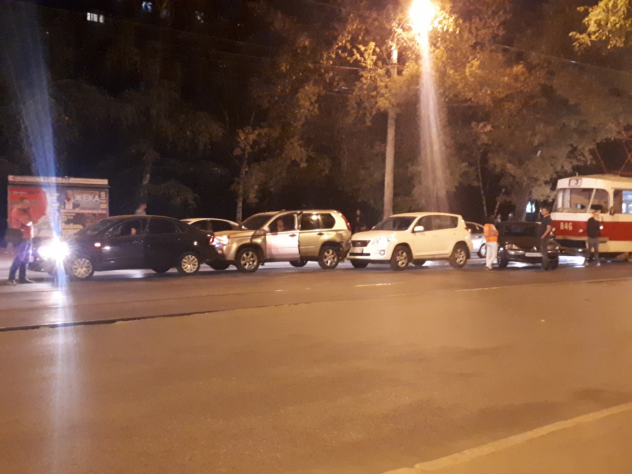 Невеселый паровозик: в Самаре на улице Мичурина столкнулись четыре автомобиля и трамвай