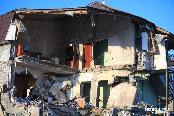 Последствия взрыва в самовольно построенном доме, который власти не могли снести 3 года