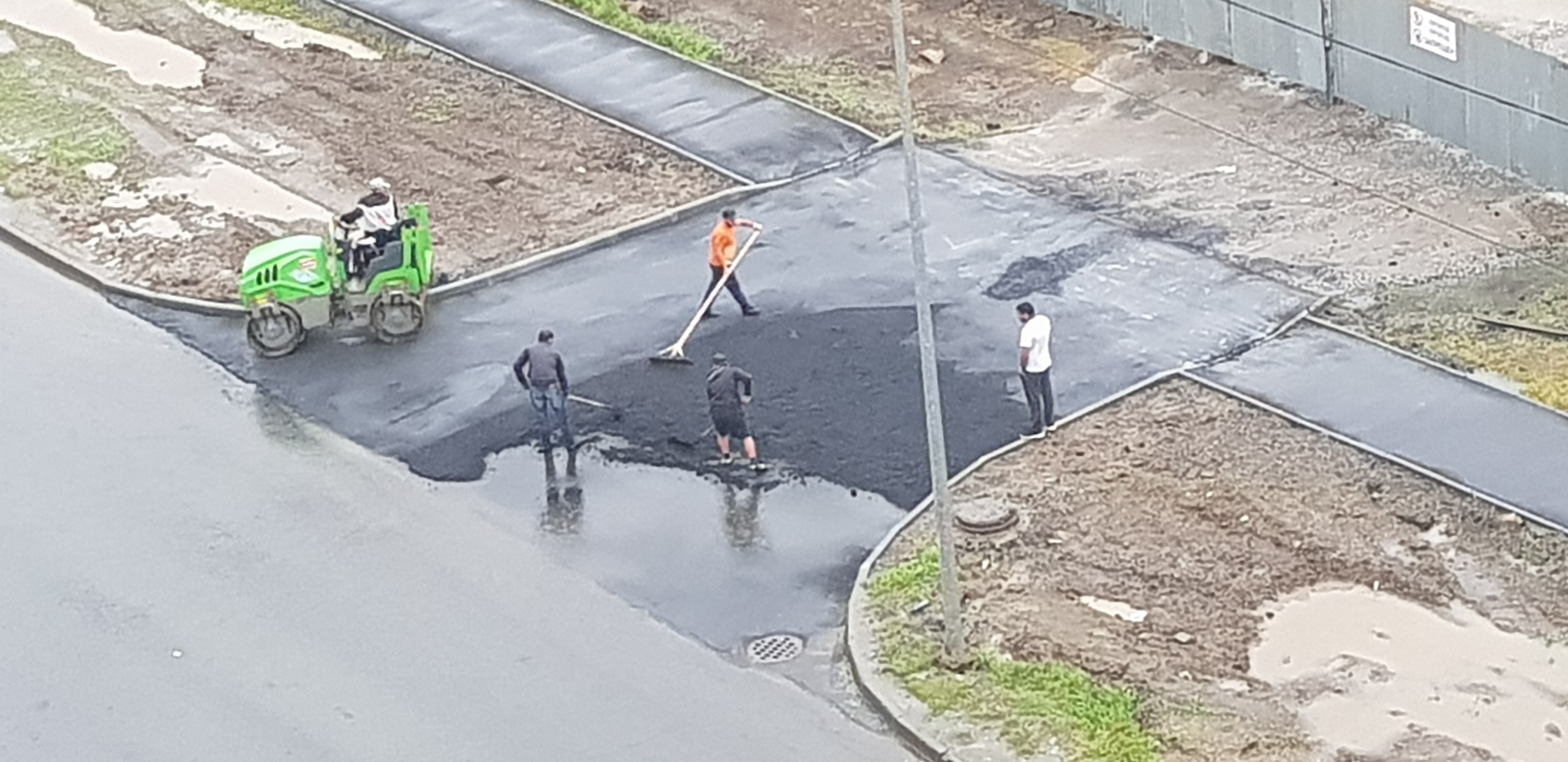 Асфальт укладывали в лужу рядом с площадкой, где скоро появится новая школа Асфальт укладывали в лужу рядом с площадкой, где скоро появится новая школа