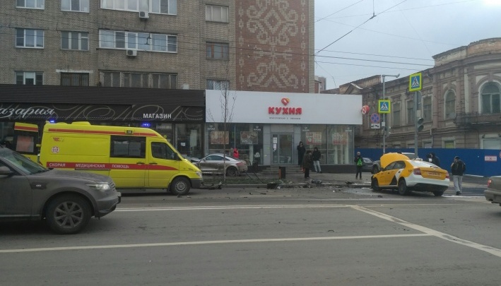 Ростовчанок, которые чудом уцелели в ДТП с «Ауди» и такси, разыскивает один из водителей