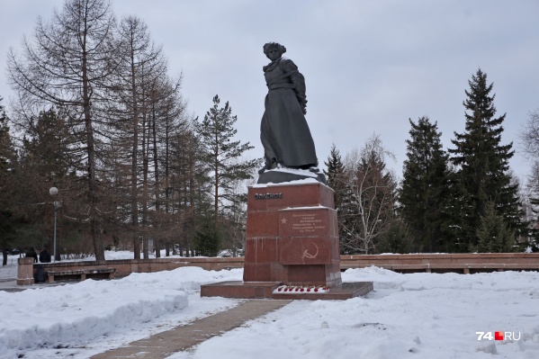 Памятник почистят, постамент облицуют, рядом сделают новый газон Памятник почистят, постамент облицуют, рядом сделают новый газон