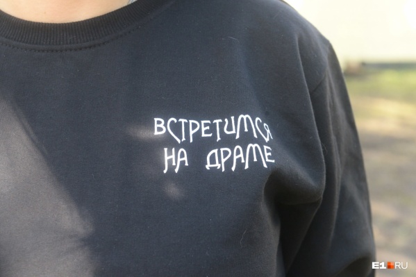 Забор убирают. Горожане смогут снова собираться на Драме и гулять в сквере Забор убирают. Горожане смогут снова собираться на Драме и гулять в сквере