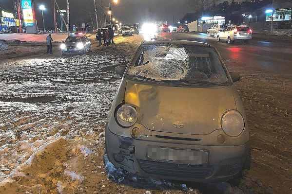 Автомобиль остался без лобового стекла Автомобиль остался без лобового стекла 