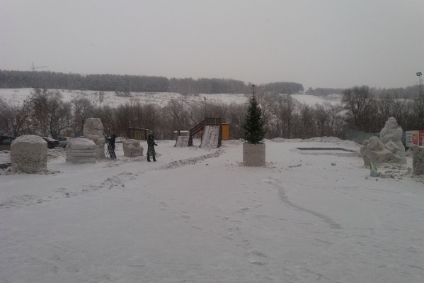 Серый снежный городок в микрорайоне «Весенний» Серый снежный городок в микрорайоне «Весенний»