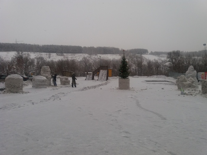 Серый снежный городок в микрорайоне «Весенний» Серый снежный городок в микрорайоне «Весенний»