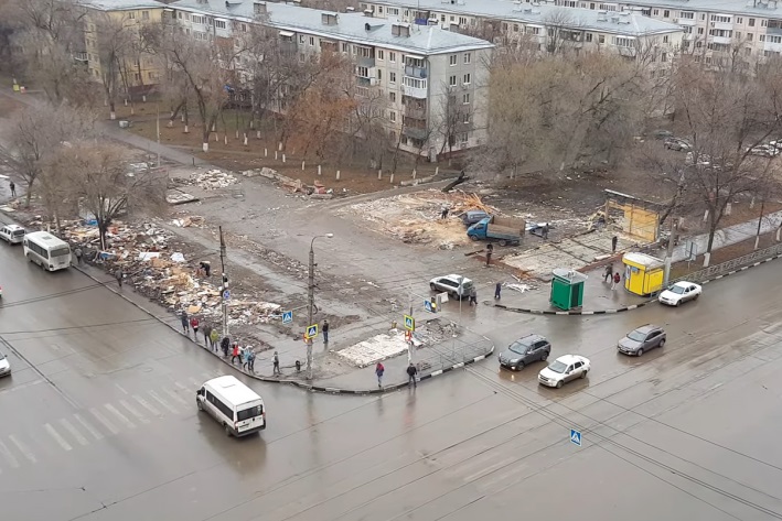 Совсем недавно угол был плотно уставлен торговыми точками Совсем недавно угол был плотно уставлен торговыми точками