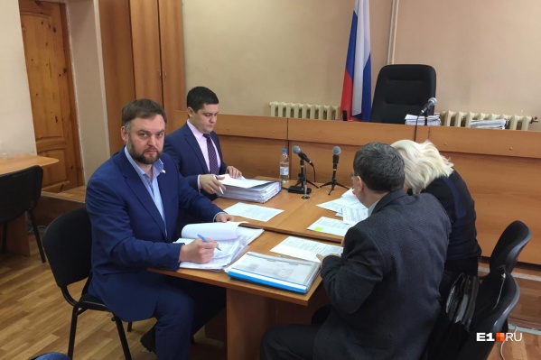 Суд по делу о дележе машин Юлии Прокопьевой проходит в Нижнем Тагиле Суд по делу о дележе машин Юлии Прокопьевой проходит в Нижнем Тагиле
