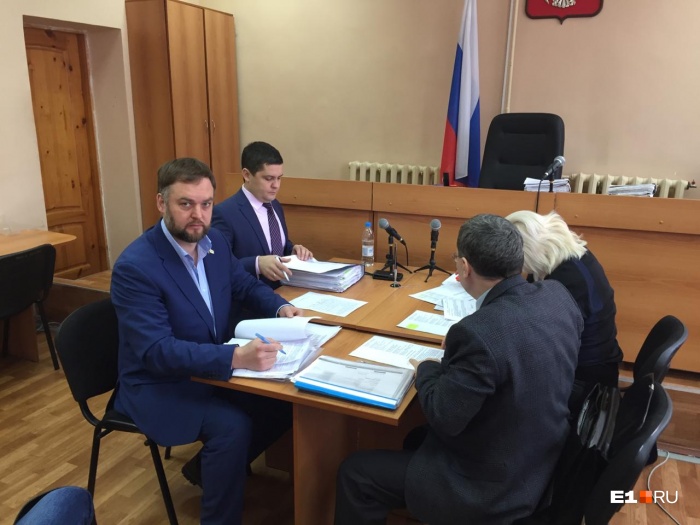 Суд по делу о дележе машин Юлии Прокопьевой проходит в Нижнем Тагиле Суд по делу о дележе машин Юлии Прокопьевой проходит в Нижнем Тагиле