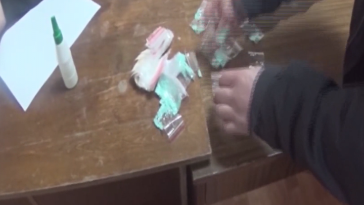 В Ярославле поймали банду наркодилеров, торговавших наркотиками оптом: видео задержания
