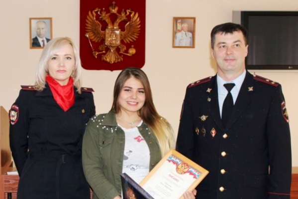 Девушку, которая помогла в поисках, наградили в полиции Девушку, которая помогла в поисках, наградили в полиции
