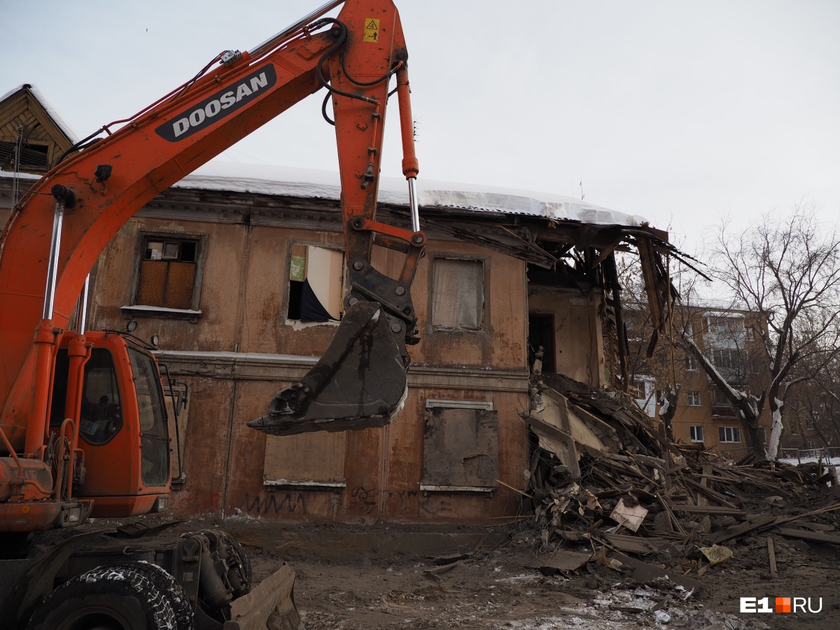 У Макаровского моста снесли старый домик в квартале, где строили первые  панельки | 13.02.2019 | Екатеринбург - БезФормата