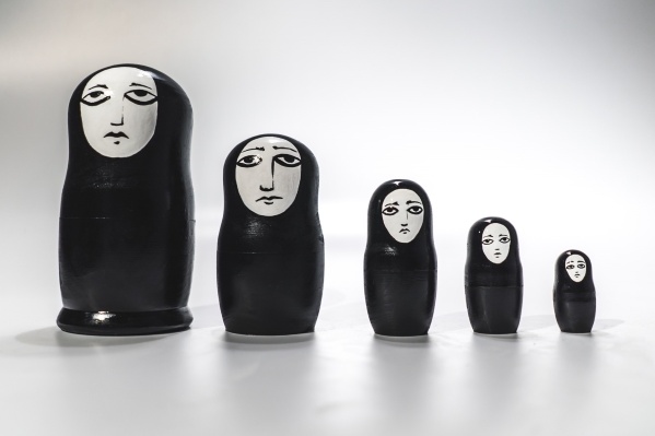 Недавно художник выпустил первую серию русских сувенирных игрушек Sad Face. Сделаны они были из дерева, а сейчас появятся из бетона Недавно художник выпустил первую серию русских сувенирных игрушек Sad Face. Сделаны они были из дерева, а сейчас появятся из бетона