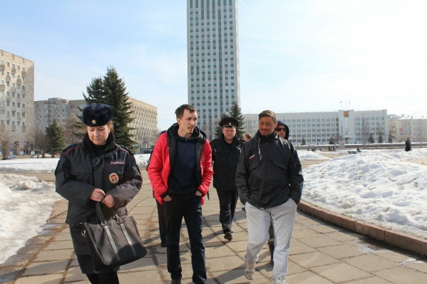 Сначала полиция забрала шесть активистов, потом еще четырех Сначала полиция забрала шесть активистов, потом еще четырех