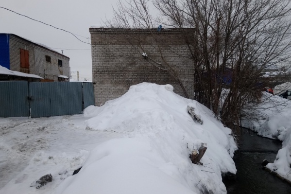 Пристрои находятся рядом с гаражным массивом Пристрои находятся рядом с гаражным массивом