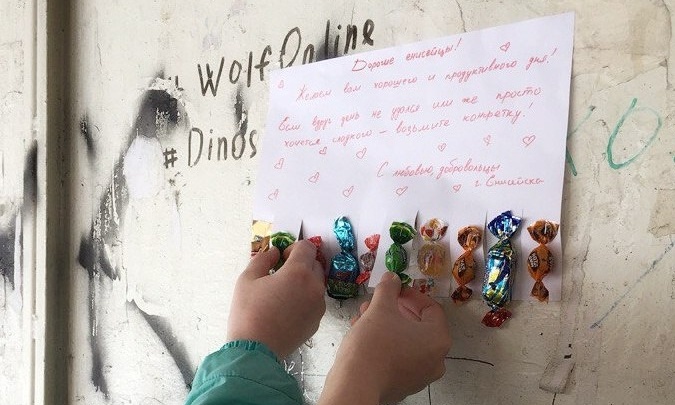 «Погода не радует»: школьницы Енисейска заклеили остановки объявлениями с конфетами для настроения