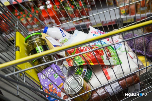 Эксперты проверяют в лаборатории молочные продукты и мясо Эксперты проверяют в лаборатории молочные продукты и мясо