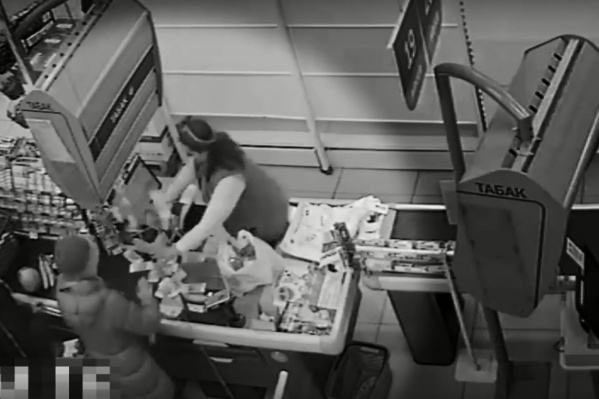 Деньги посыпались во время того, как покупателю в пакет складывали продукты Деньги посыпались во время того, как покупателю в пакет складывали продукты