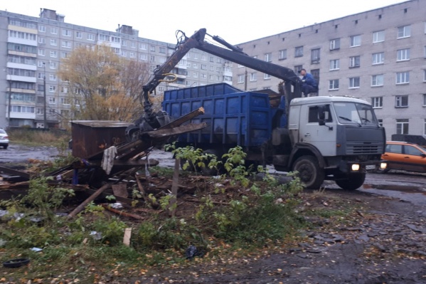 Убирают незаконные гаражи возле дома 354, корпус 1 по проспекту Ленинградскому Убирают незаконные гаражи возле дома 354, корпус 1 по проспекту Ленинградскому