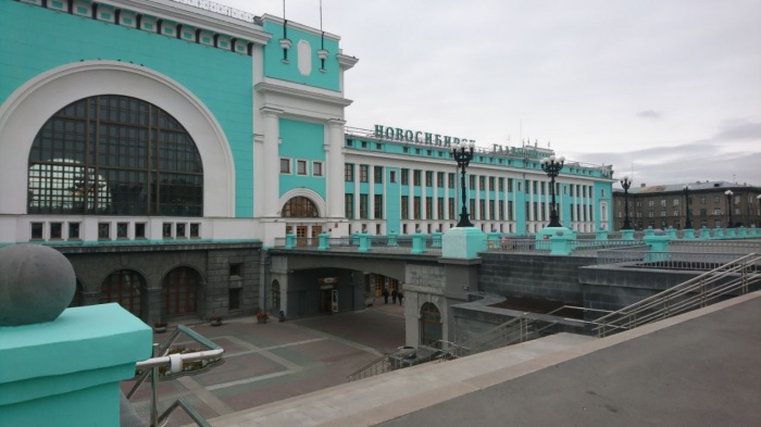 Новые буквы на железнодорожном вокзале внешне практически те же, но с более эффектной подсветкой Новые буквы на железнодорожном вокзале внешне практически те же, но с более эффектной подсветкой