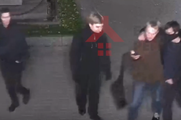 Двое скрывали свои лица Двое скрывали свои лица