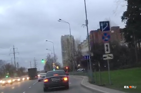 Автоэксперт E1.RU подтверждает, что на трёхполосной дороге знаки должны дублироваться Автоэксперт E1.RU подтверждает, что на трёхполосной дороге знаки должны дублироваться