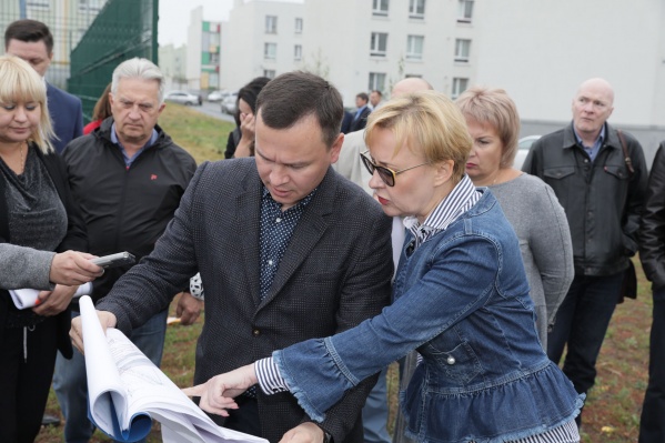 Глава города Елена Лапушкина изучает три участка, подходящие под строительство школы Глава города Елена Лапушкина изучает три участка, подходящие под строительство школы