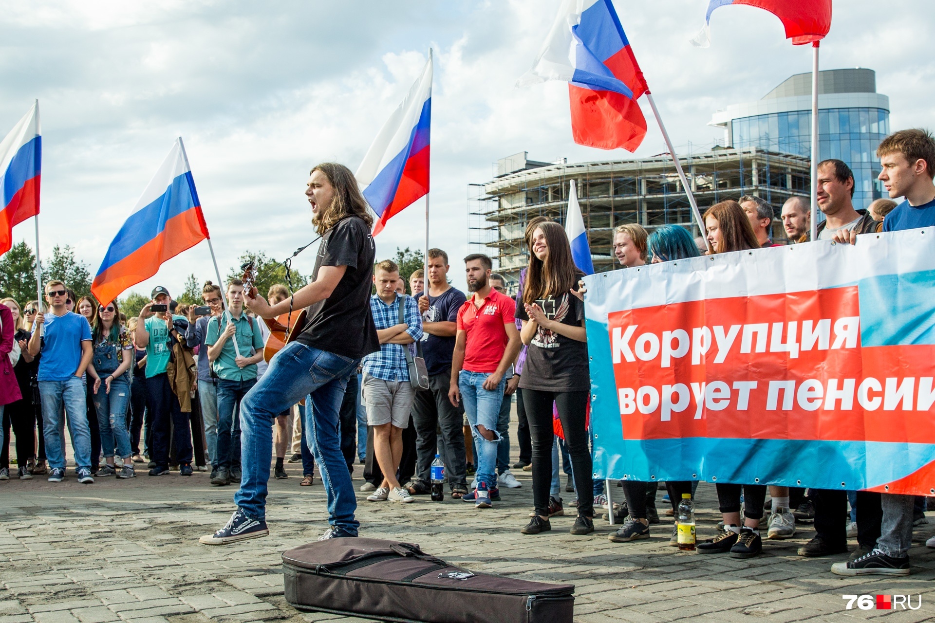 Завершилось шествие митингом и песней собственного сочинения от ярославского музыканта