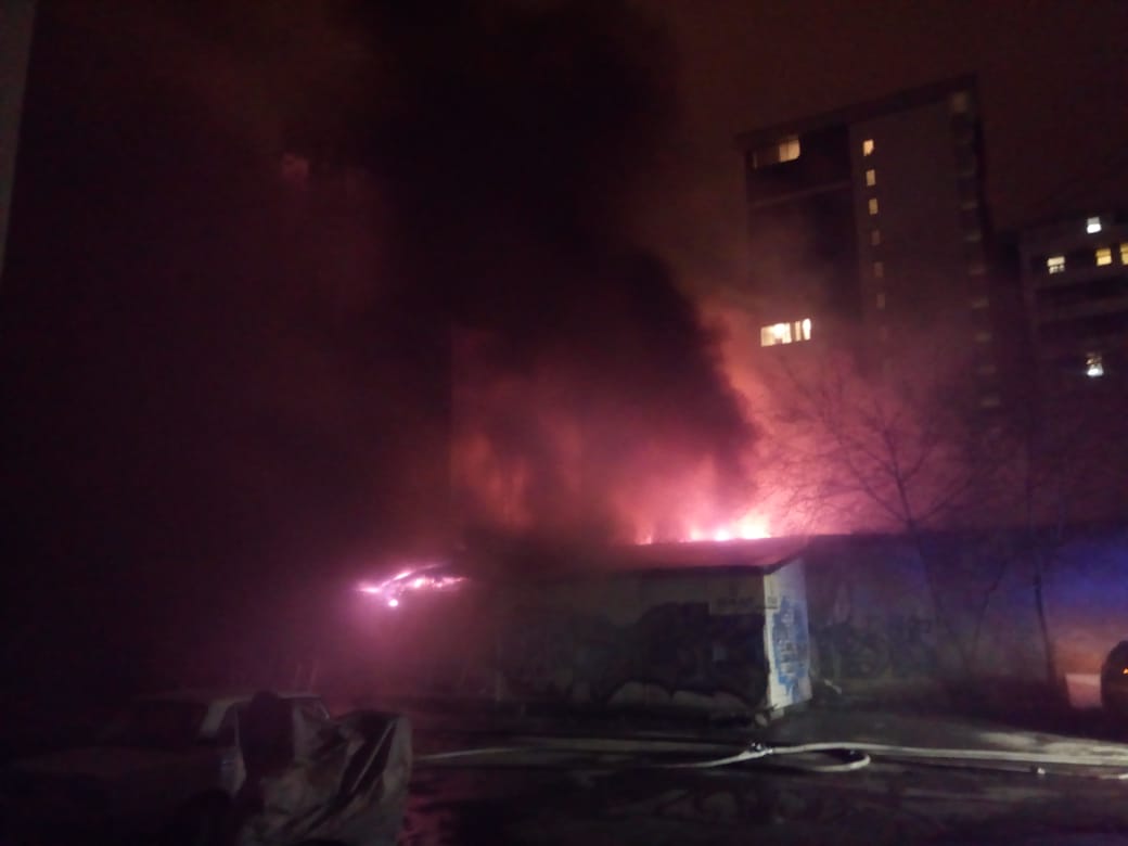 Вся улица была в дыму: на Малышева ночью стянули 20 пожарных машин