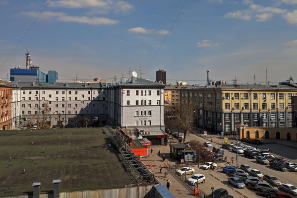 В городе уже несколько дней стоит погода без осадков — это способствует накоплению пыли в воздухе В городе уже несколько дней стоит погода без осадков — это способствует накоплению пыли в воздухе