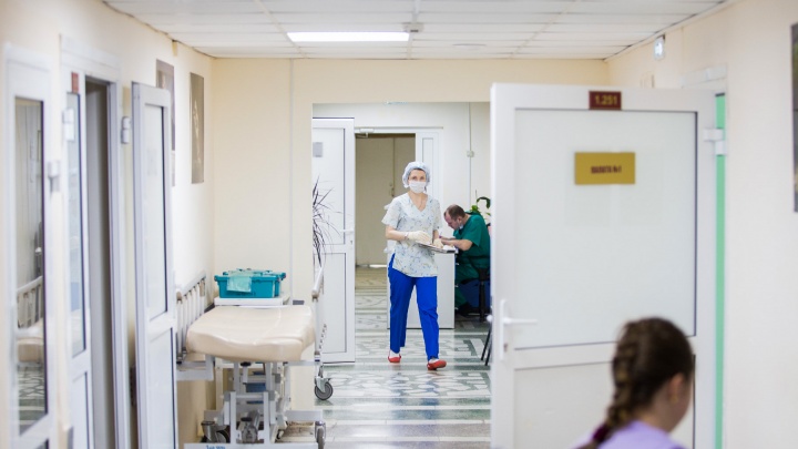 Надеваем маски: в больницах и соцучреждениях Челябинской области объявили карантин