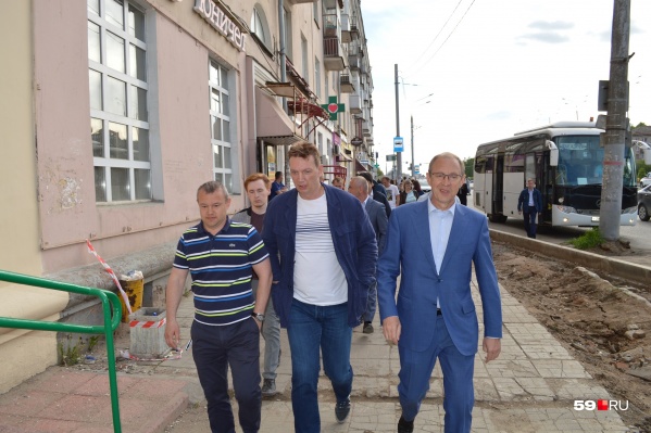 Мэр с работниками МКУ «Благоустройство» и подрядчиками вышел на проверку Мэр с работниками МКУ «Благоустройство» и подрядчиками вышел на проверку 
