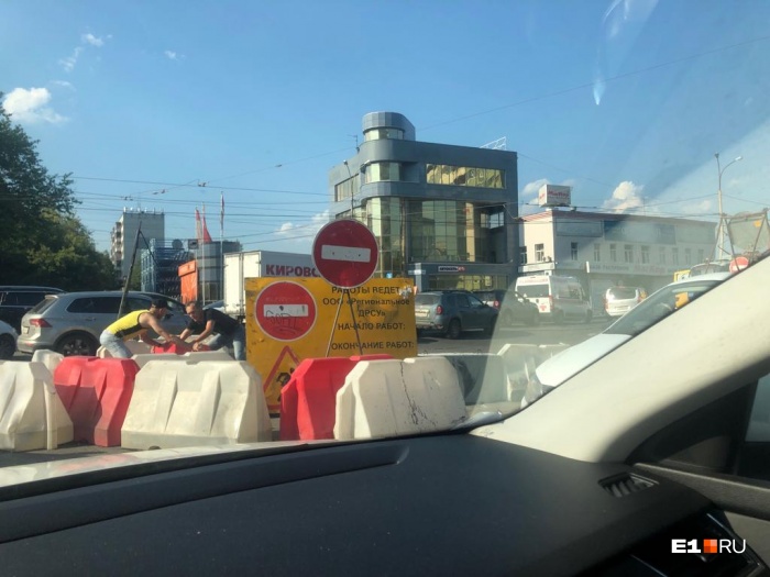 Двое мужчин начали двигать строительные блоки Двое мужчин начали двигать строительные блоки