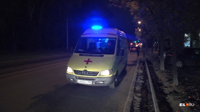 Мужчину увезли в больницу Мужчину увезли в больницу