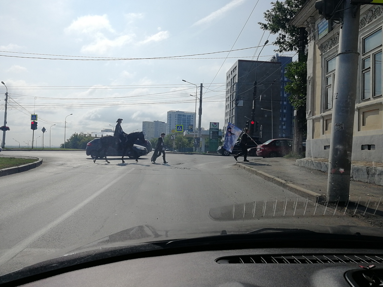 Принц скакал на коне по центру Уфы Принц скакал на коне по центру Уфы