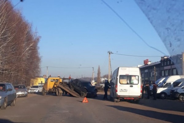 Разбитую легковушку забрал эвакуатор Разбитую легковушку забрал эвакуатор