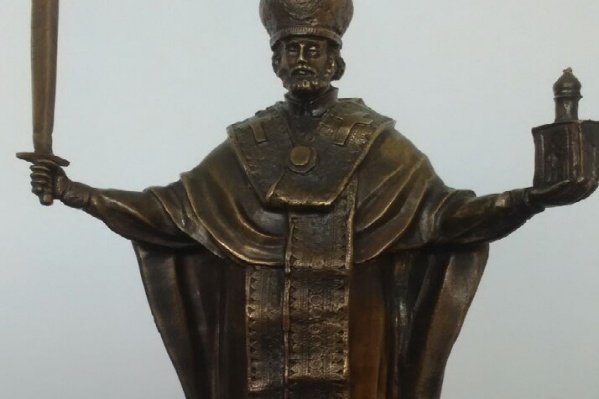 В руках Николай Чудотворец держит меч и часовню на Красном В руках Николай Чудотворец держит меч и часовню на Красном