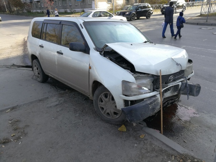 Toyota Probox после столкновения вылетела на тротуар Toyota Probox после столкновения вылетела на тротуар