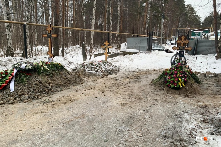 На дороге уже три могилы На дороге уже три могилы