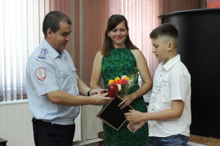 Сегодня школьника и его маму наградили в полиции Сегодня школьника и его маму наградили в полиции
